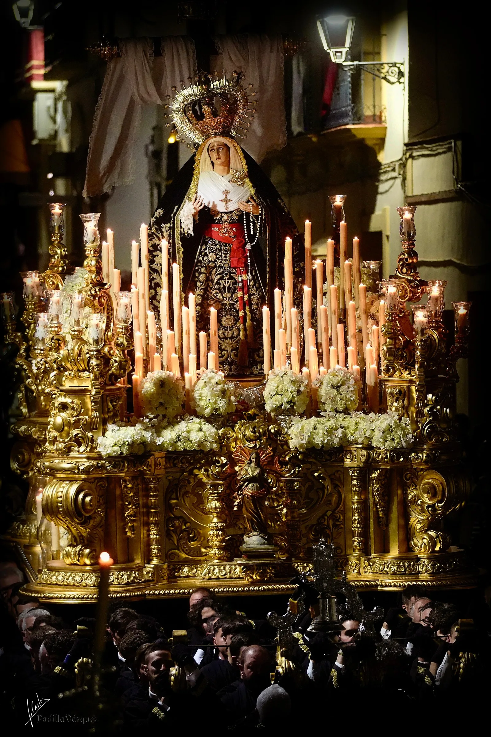 Cirios encendidos ante Nuestra Señora de las Angustias
