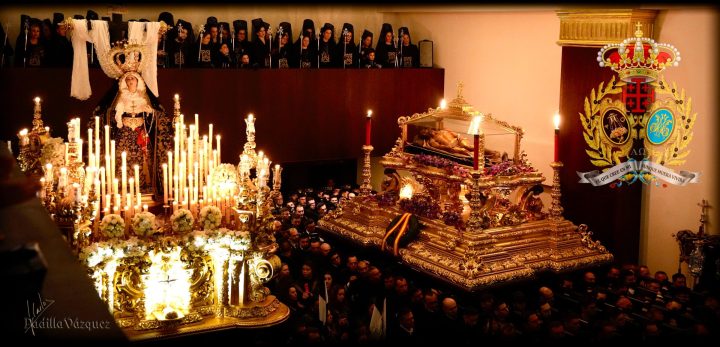 Los tronos de María Santísima de las Angustias y del Santo Entierro de Cristo en el templo, entre cera y hermanos de luto