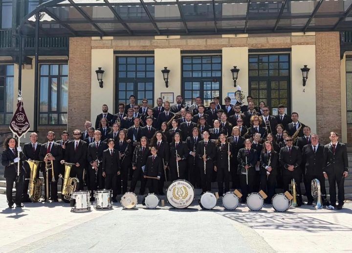 La Banda Municipal Amantes de la Música al completo, con sus instrumentos y su estandarte