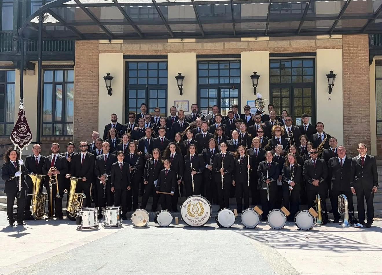 La Banda Municipal Amantes de la Música al completo, con sus instrumentos y su estandarte