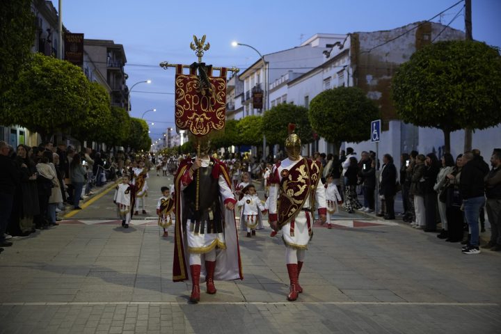 Romanos de la Centuria Romana con el estandarte SPQR, seguidos de niños vestidos de romanos, entre el público