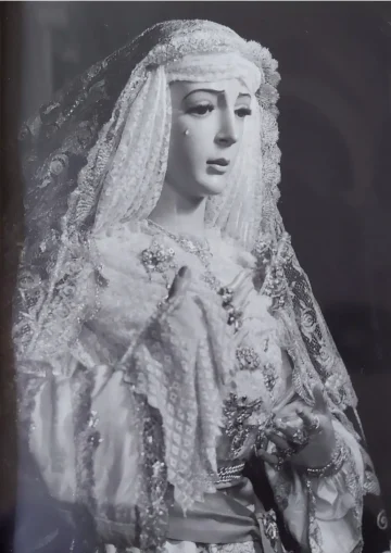 María Santísima de las Lágrimas in a lace mantle, in a historic photograph.