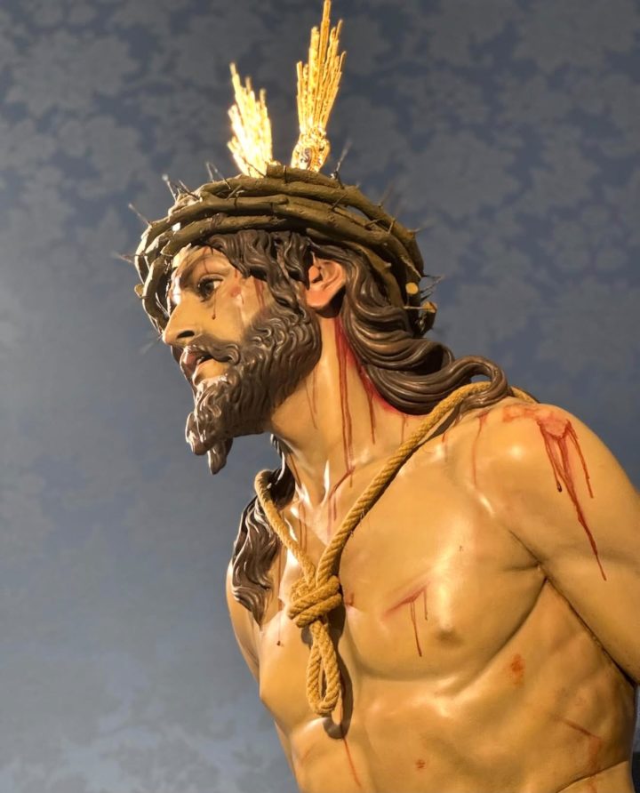 Imagen del Santísimo Cristo Ultrajado con la corona de espinas, las potencias doradas y la soga al cuello.