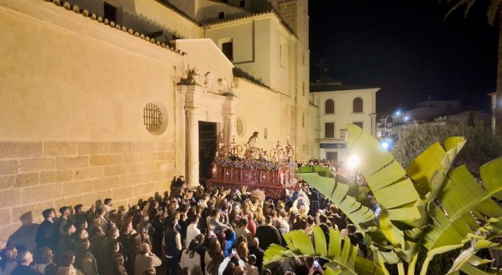 The Cristo Ultrajado returns to the church of Santa María del Reposo (encierro) at night, among a large crowd