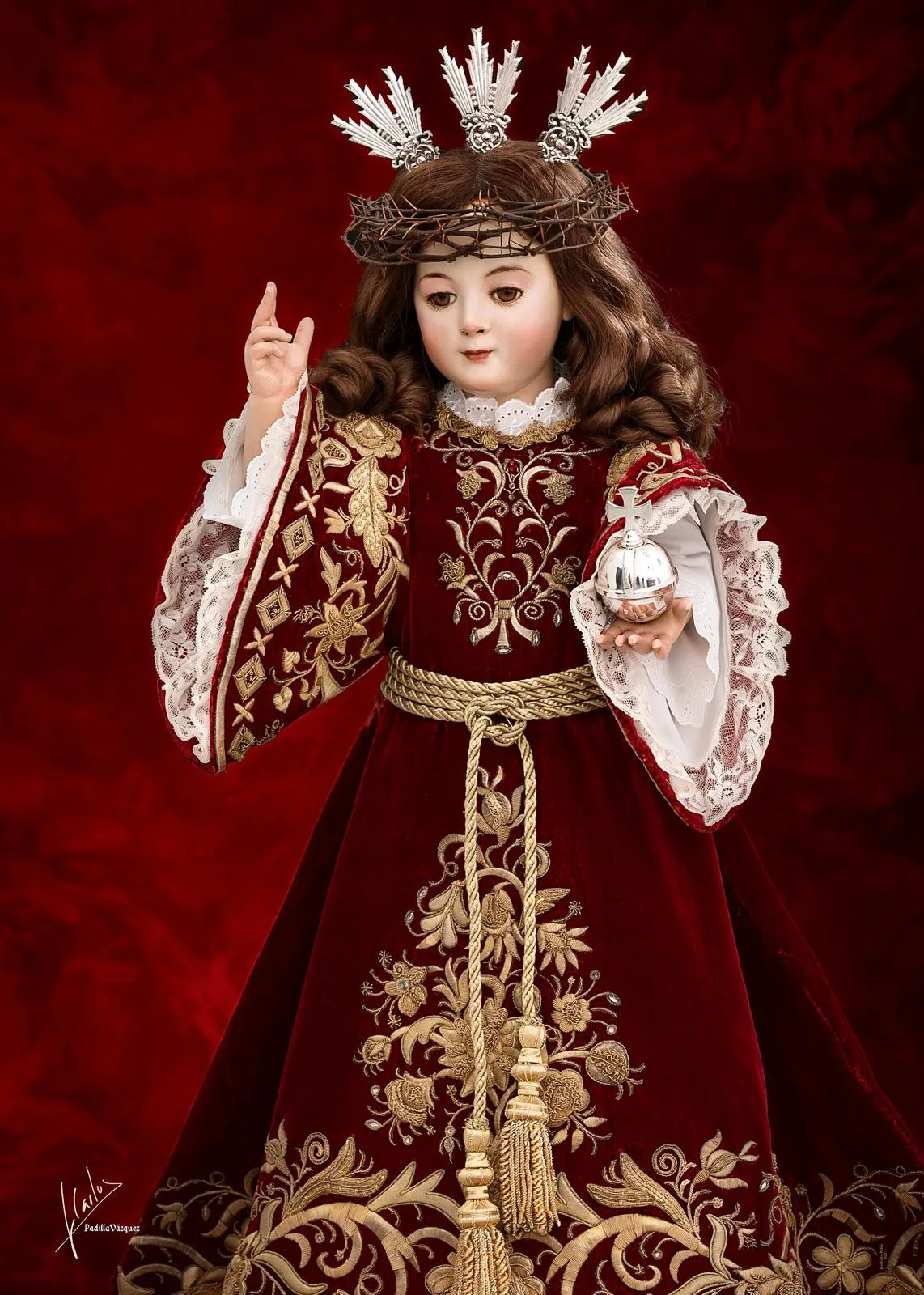 Detalle del Dulce Nombre de Jesús con su túnica bordada