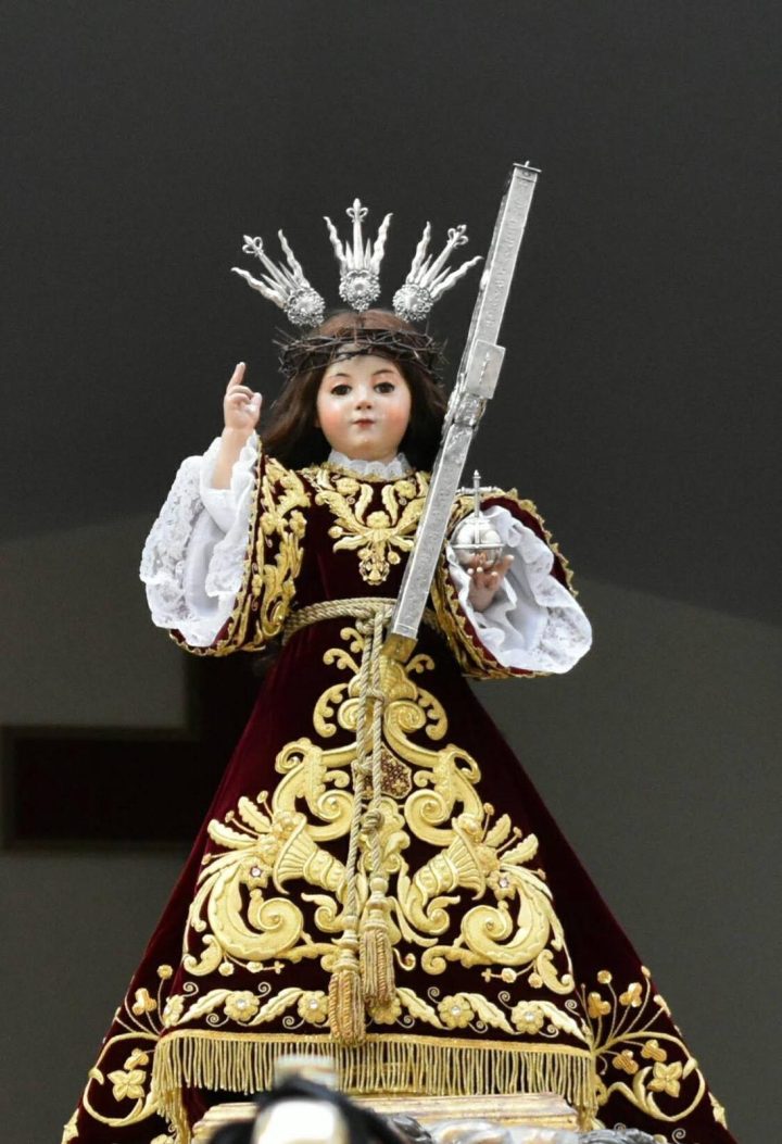 El Dulce Nombre de Jesús con la cruz, la bola del mundo y su túnica grana bordada en oro