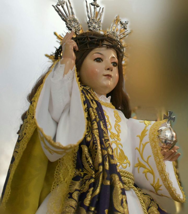 El Dulce Nombre de Jesús con la corona de espinas, las potencias de plata, su túnica blanca bordada y la bola del mundo en la mano