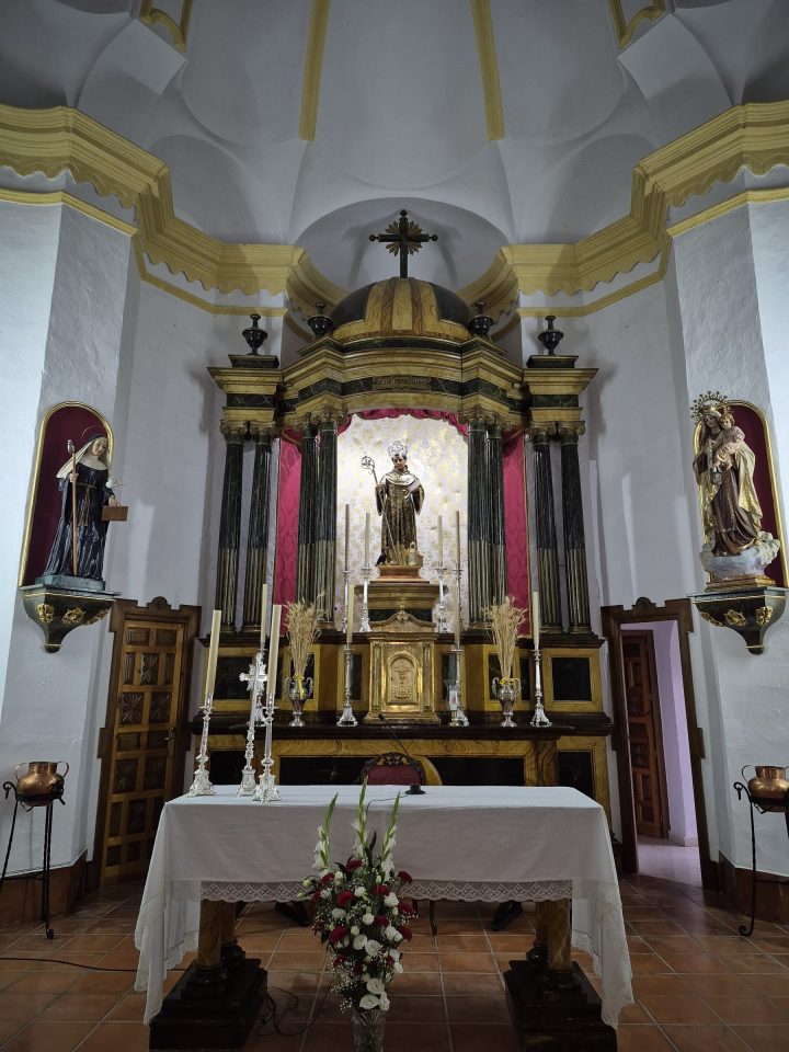 Interior de la Ermita de San Benito, con la imagen del santo en el camarín del retablo mayor