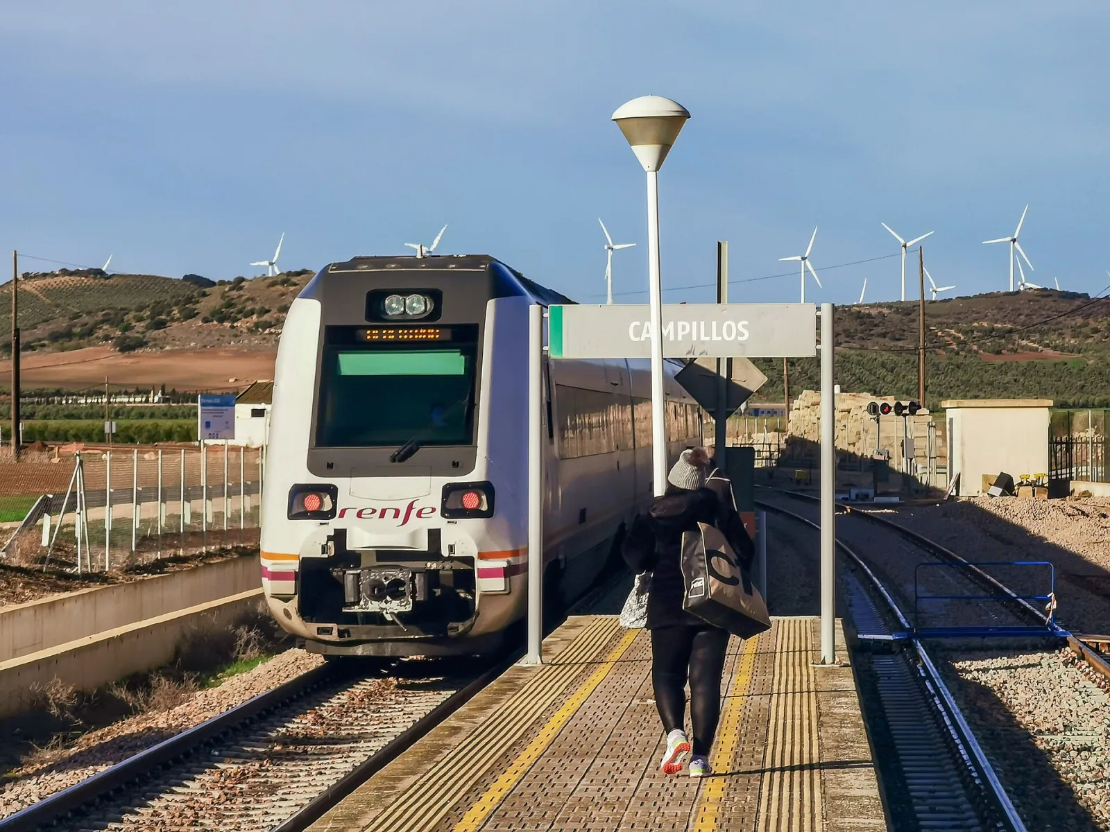 Train at the platform of Campillos station