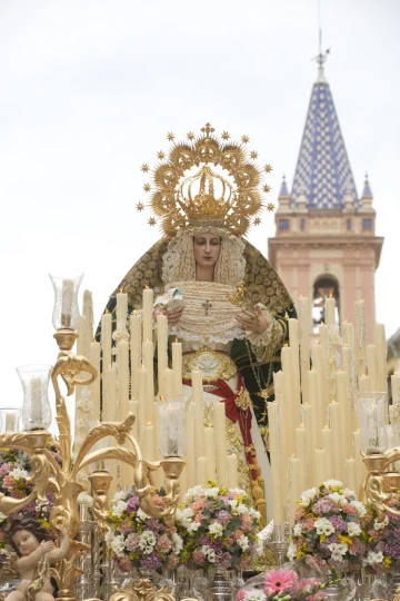 María Santísima de Gracia y Esperanza with the parish church tower in the background.