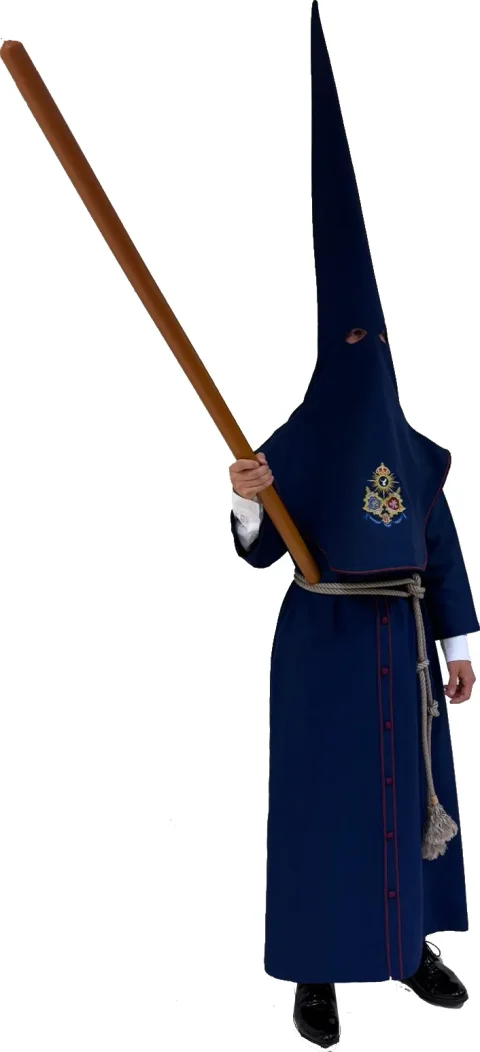 Penitente del Cristo Ultrajado con túnica y capirote azules ribeteados en rojo y cíngulo de soga.