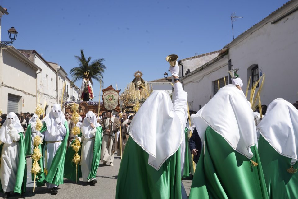 Hermanos de la sección de la Virgen con túnica blanca y capa verde