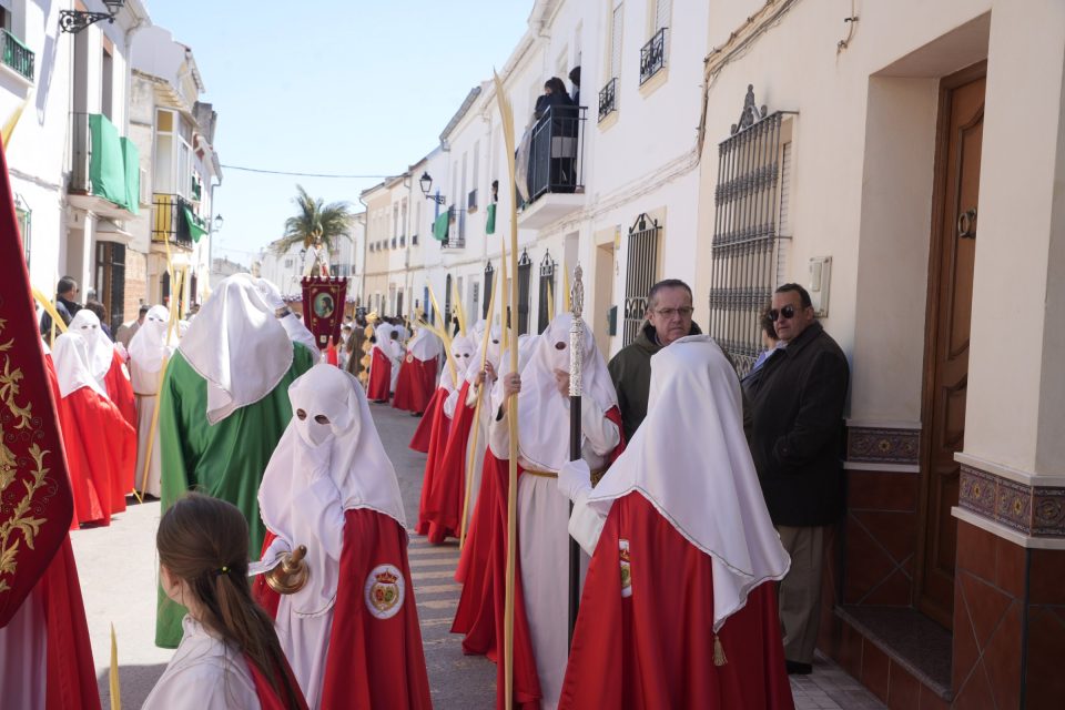 Hermanos de la sección del Señor con túnica blanca y capa roja