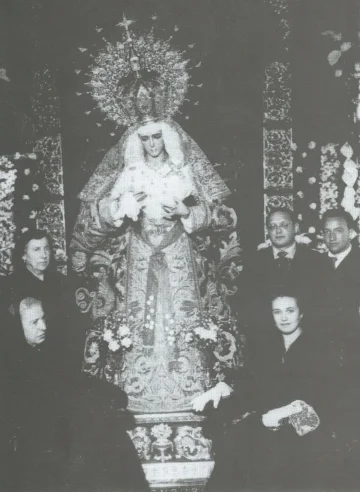 María Santísima de los Dolores on her trono, in a historic photograph.
