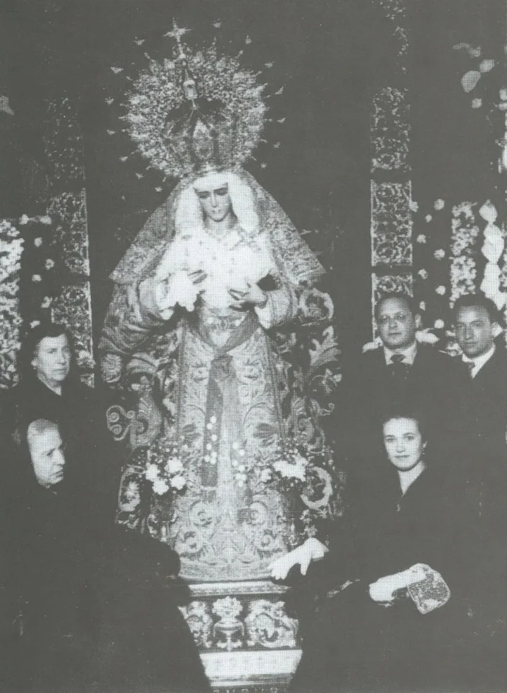 María Santísima de los Dolores en su trono, en una fotografía antigua.