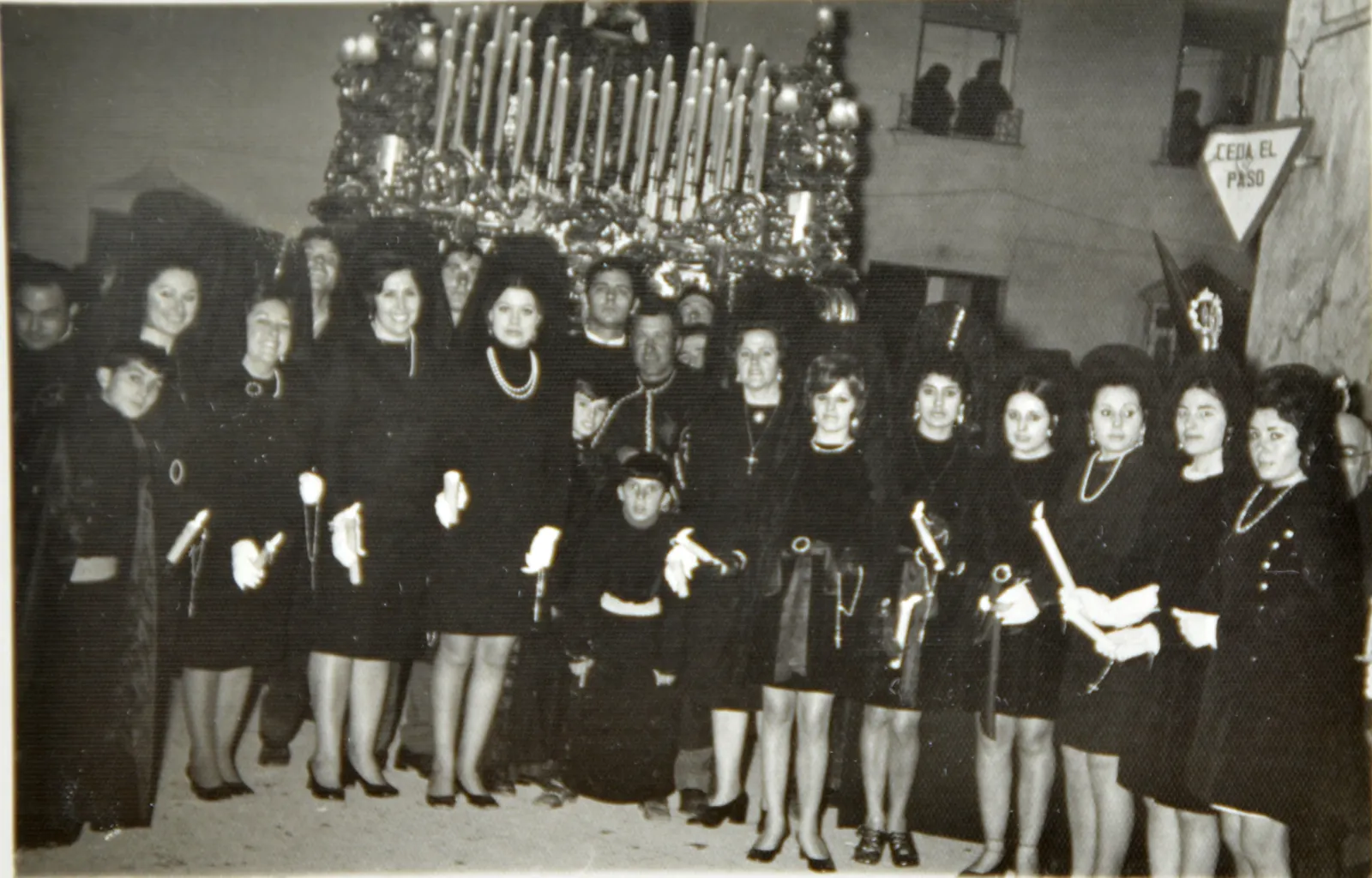 Mujeres de mantilla con velas ante el trono del Santo Entierro, de noche, en 1971.