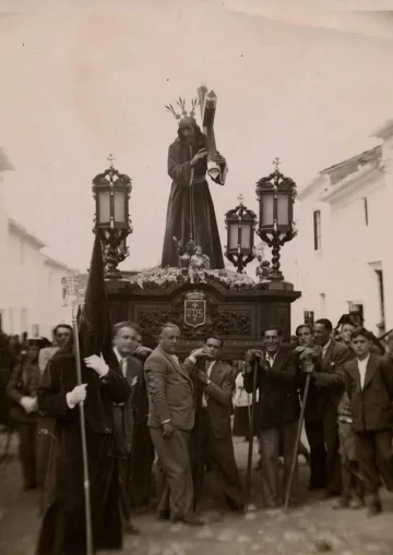 Nuestro Padre Jesús Nazareno on his trono in the streets of Campillos, in a historic photograph.