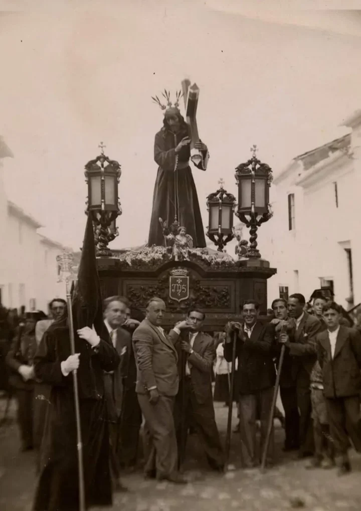 Nuestro Padre Jesús Nazareno en su trono por las calles de Campillos, en una fotografía antigua.