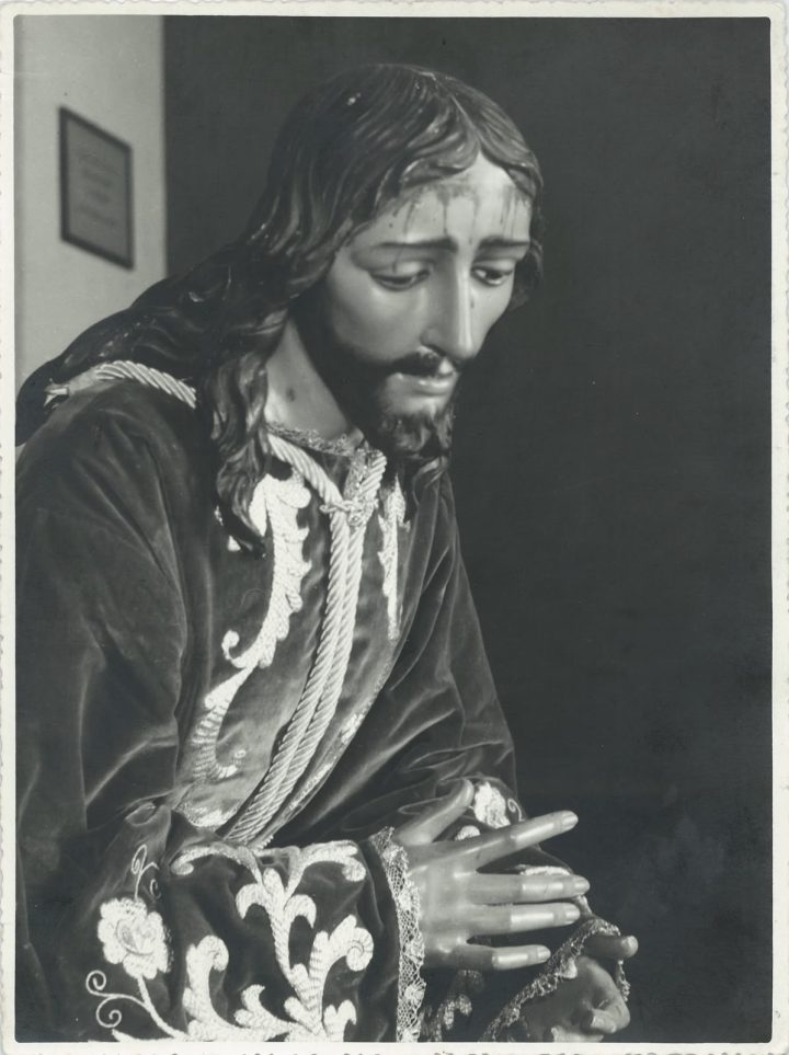 Fotografía antigua de Nuestro Padre Jesús Nazareno de la Misericordia, con túnica bordada y cordón