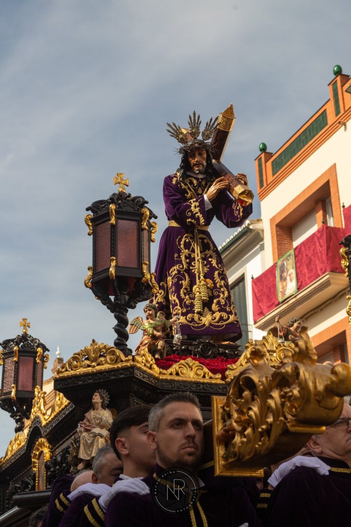 Nuestro Padre Jesús Nazareno de la Misericordia en su trono, a hombros de sus portadores