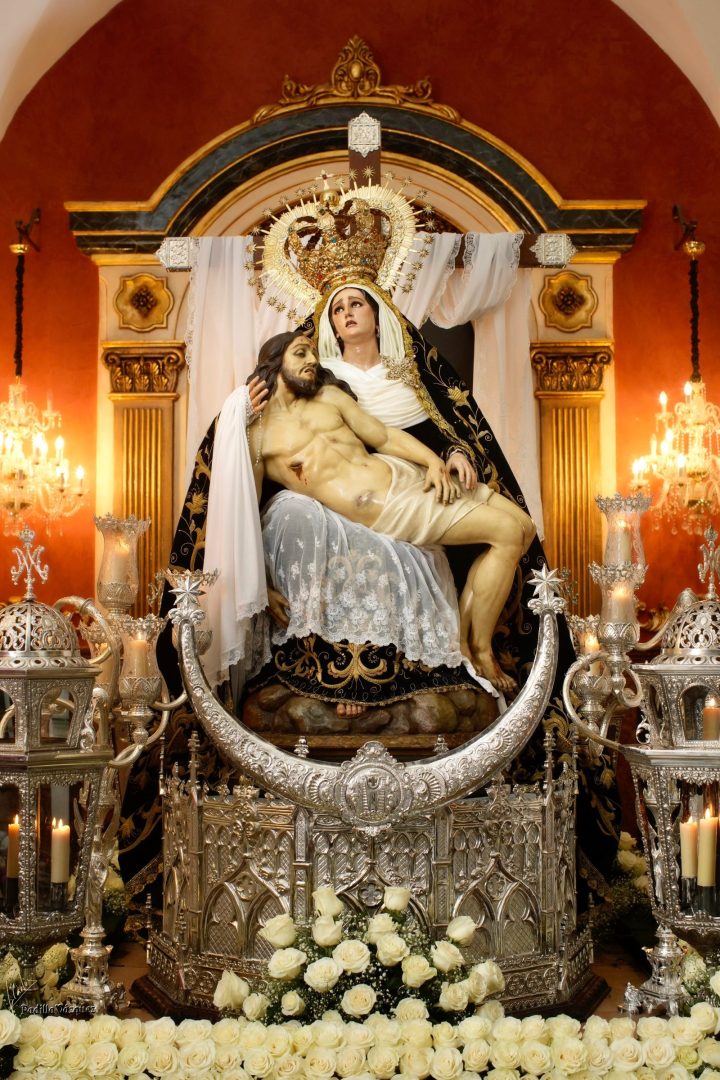 María Santísima de las Angustias con su Hijo en el regazo, en su altar del Quinario de septiembre, con media luna de plata y rosas blancas