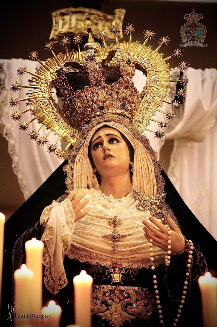 María Santísima de las Angustias con corona y ráfaga, la mirada al cielo y lágrimas en el rostro
