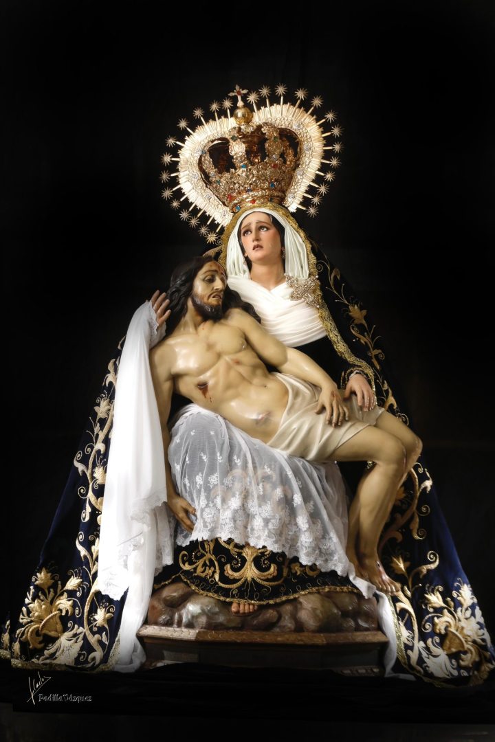 María Santísima de las Angustias con su Hijo muerto en el regazo, en la iconografía de la Piedad