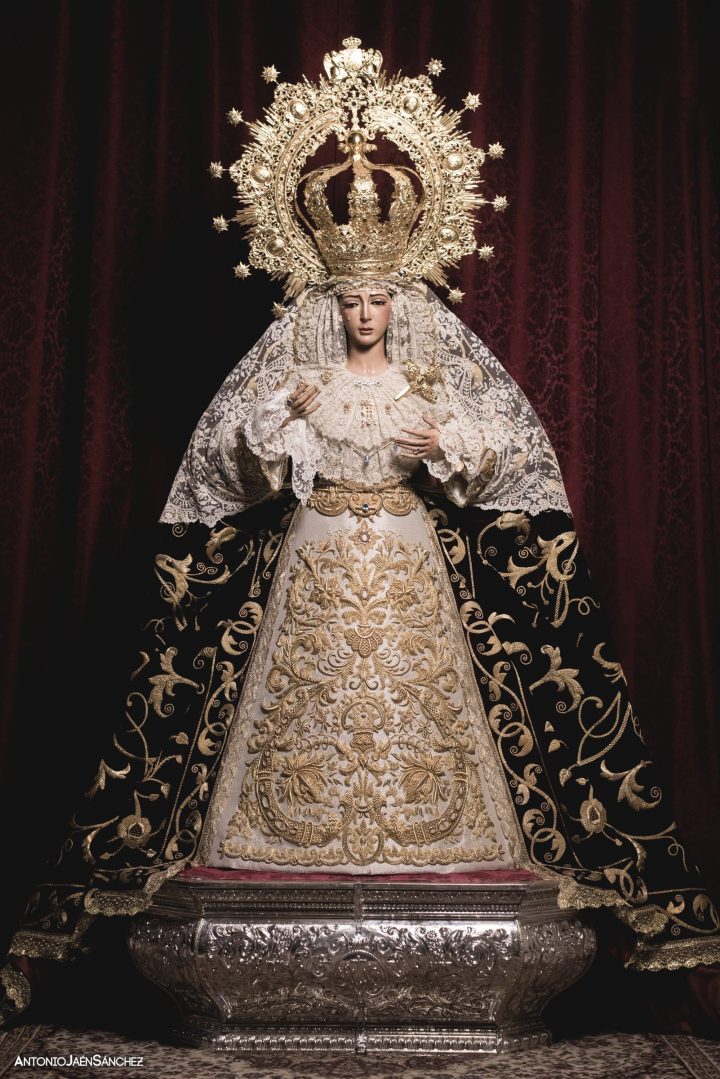 María Santísima de las Lágrimas, con corona y manto bordado en oro