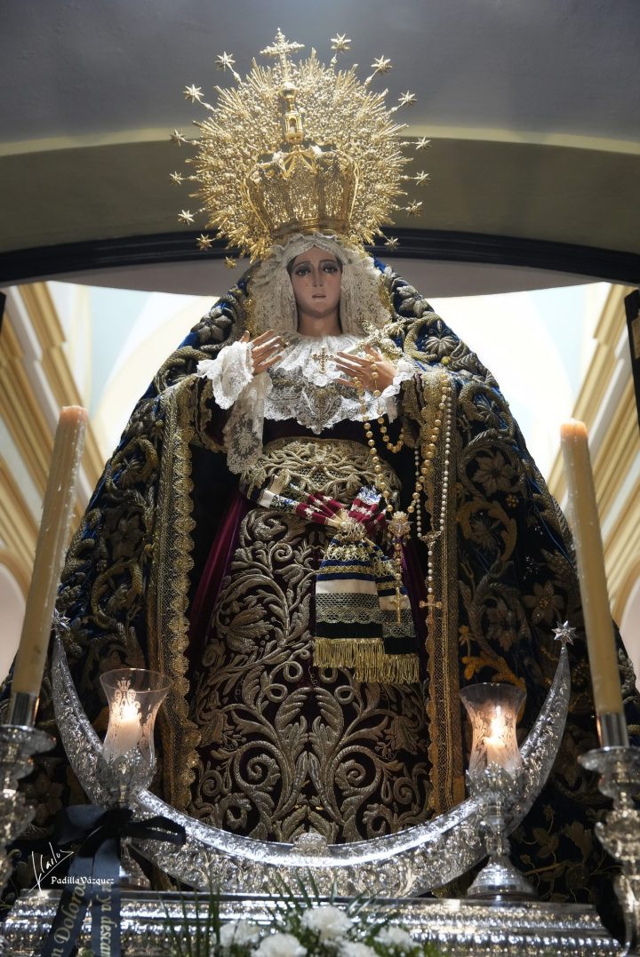María Santísima de los Dolores con manto bordado en oro, rosario y media luna de plata a sus pies