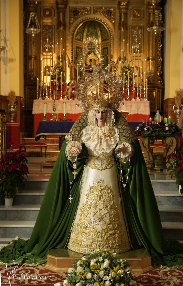 María Santísima de Gracia y Esperanza ante el altar mayor de la parroquia