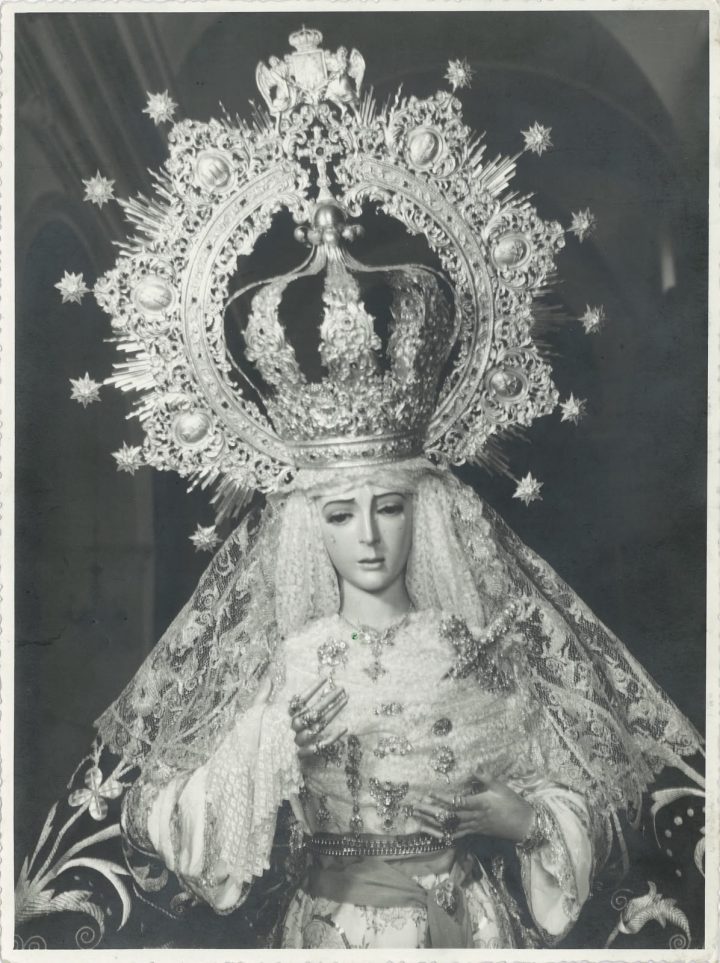 Fotografía antigua de María Santísima de las Lágrimas, con corona, ráfaga y mantilla de encaje