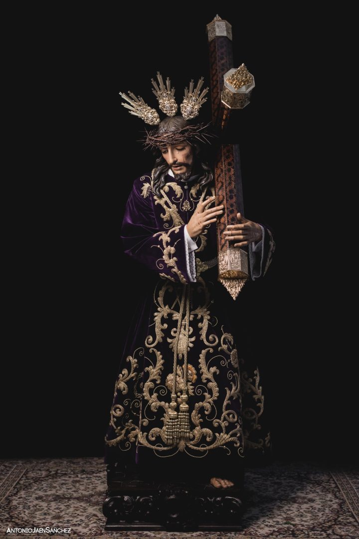 Nuestro Padre Jesús Nazareno de la Misericordia con la cruz a cuestas