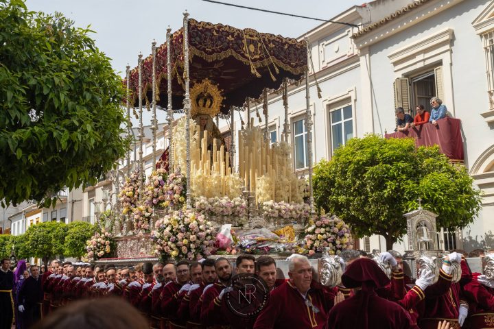 El palio de María Santísima de las Lágrimas en procesión, escoltado por romanos
