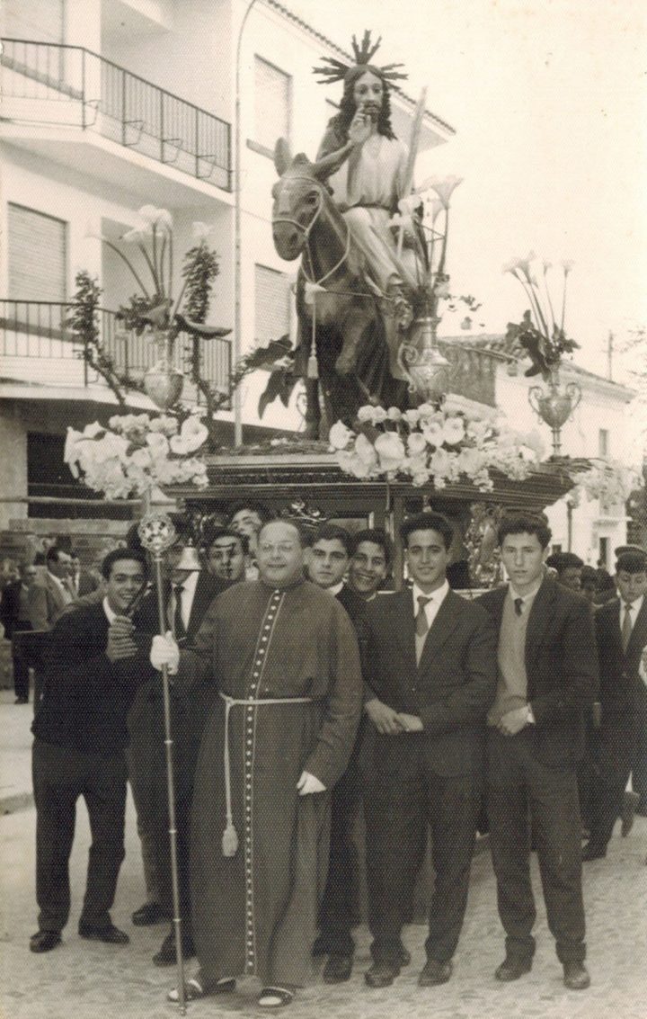 La Pollinica con sus portadores y el Hermano Mayor, D. Juan Cantano Solís, en una fotografía antigua.