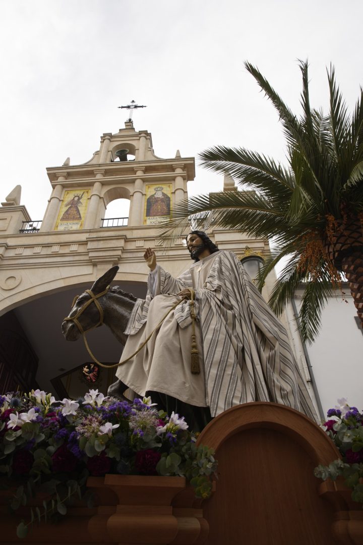 Jesús a lomos de la borriquita entre palmeras, el Domingo de Ramos