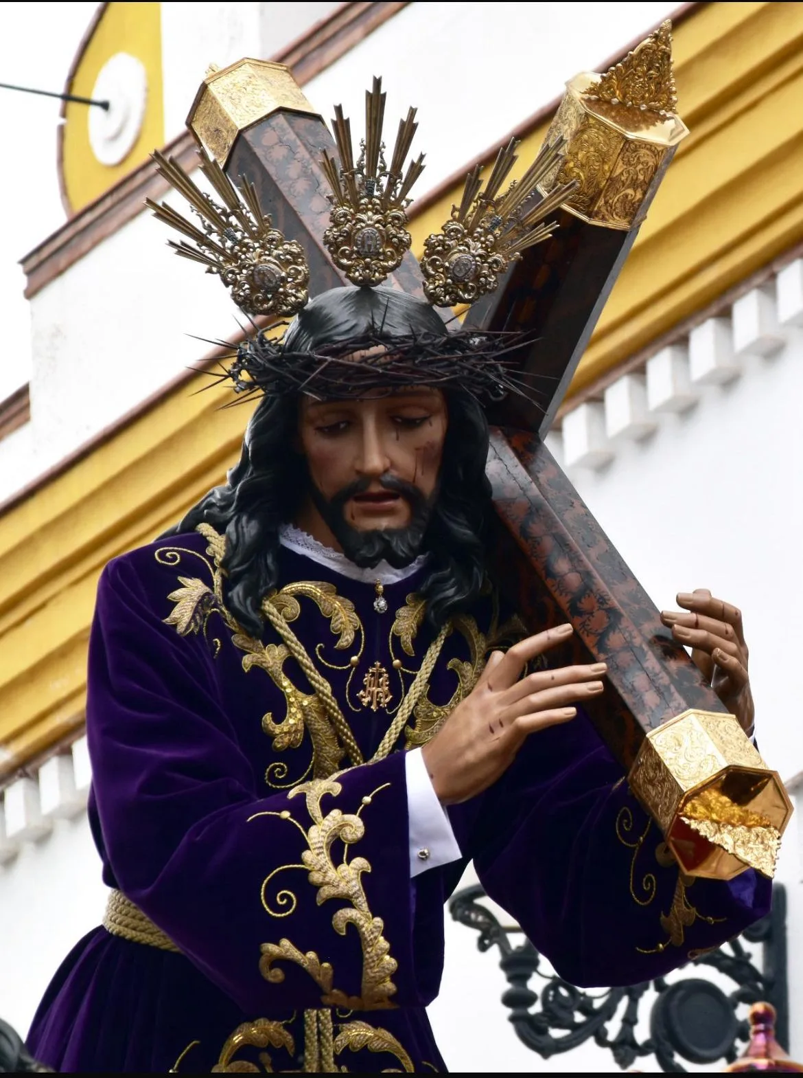Jesús Nazareno con la cruz al hombro y túnica morada bordada en oro