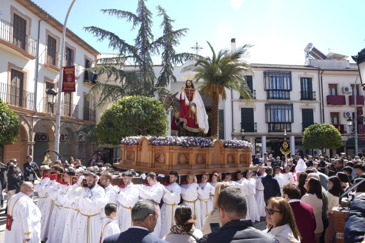 La Pollinica en procesión por la plaza, precedida por los hermanos de blanco