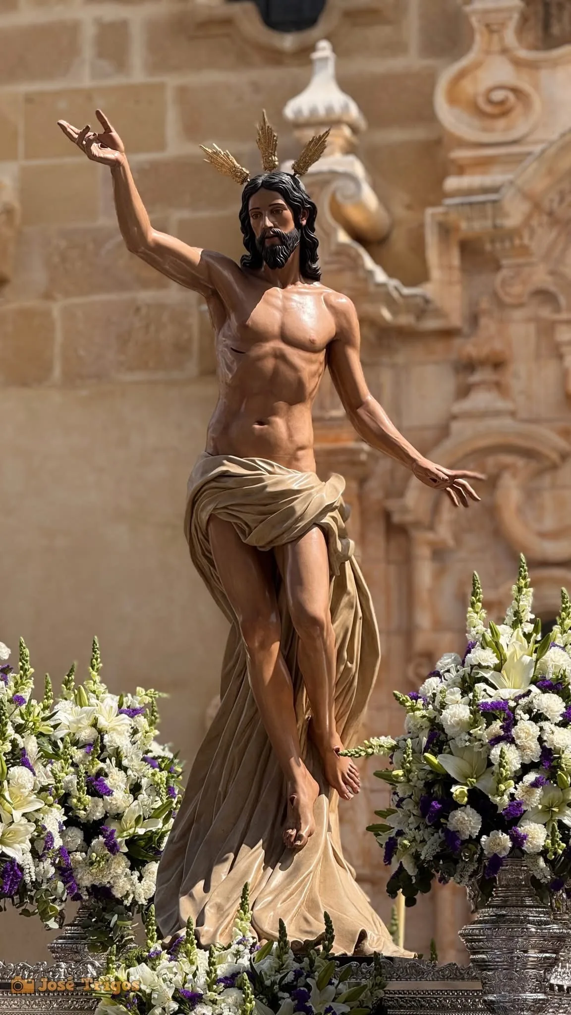 Cristo Resucitado ante la portada de la iglesia de Campillos