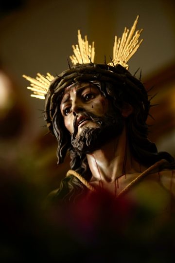 Face of the Santísimo Cristo Ultrajado, with crown of thorns and golden rays