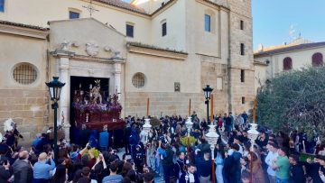 The Cristo Ultrajado sets out from the church of Santa María del Reposo, among the crowd and the silver processional candlesticks