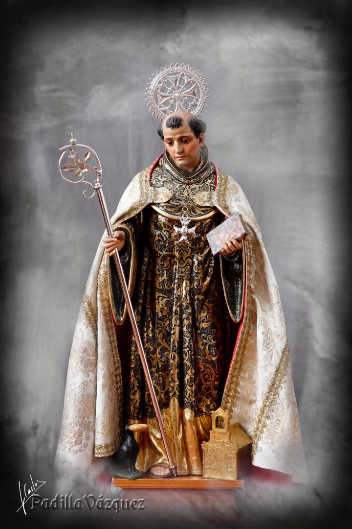 San Benito Abad con báculo y el libro de su regla, y a sus pies un cuervo con un pan y una iglesia