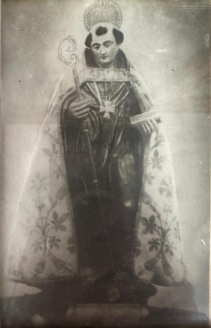 San Benito Abad con báculo, libro y manto bordado, en una fotografía antigua