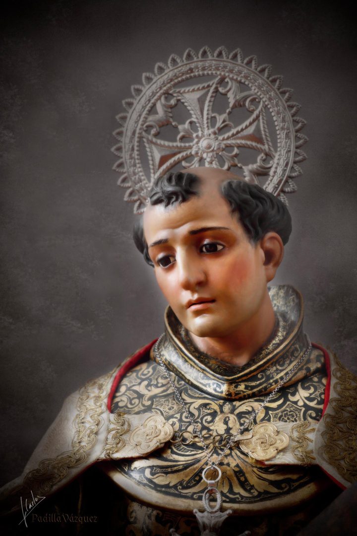 Rostro de San Benito Abad, con tonsura y resplandor de plata