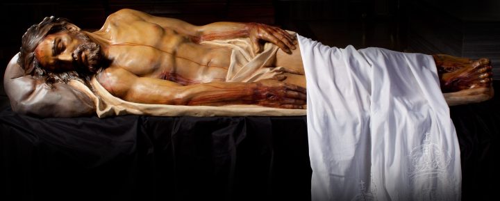 Cristo yacente del Santo Entierro, con el sudario blanco sobre las piernas