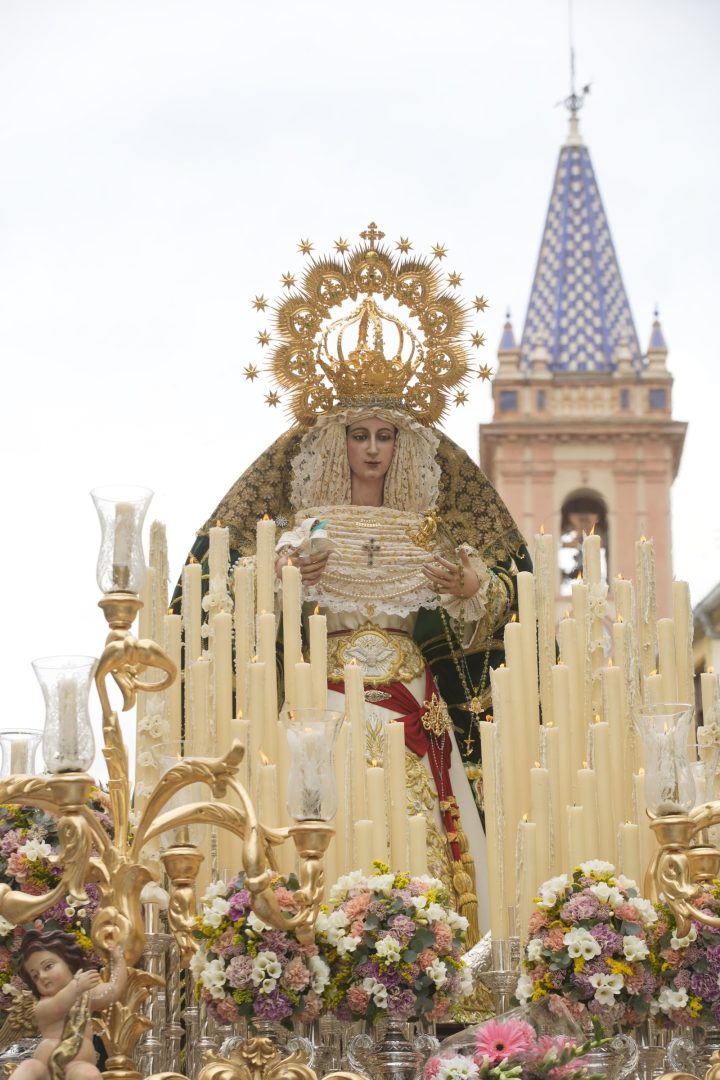 María Santísima de Gracia y Esperanza bajo palio, con la torre parroquial al fondo